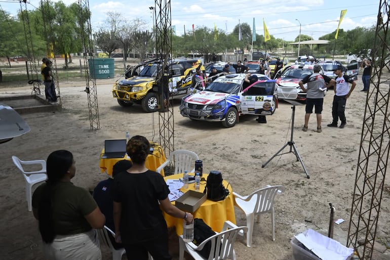 Los autos del Campeonato Nacional de Rally y las Camionetas realizan la instalación del GPS en la Terminal de Ómnibus de la ciudad de Mariscal Estigarribia, cabecera del Rally del Chaco 2026.