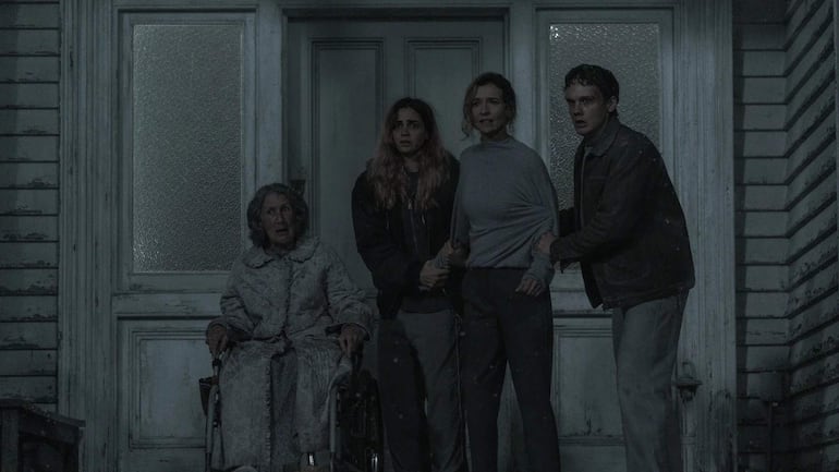 Un hombre adulto con abrigo oscuro muestra una expresión de miedo en un evento relacionado con 'Evil Dead: En llamas'.