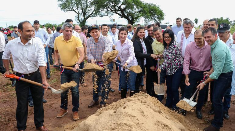 La palada inicial de la construcción de viviendas se realizó en el distrito de Quiindy.
