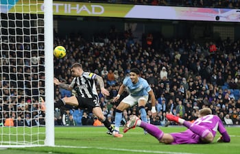 MÁNCHESTER (Reino Unido), 04/02/2026.- Omar Marmoush del Manchester City (C) marca el 2-0 durante el partido de vuelta de las semifinales de la Copa EFL inglesa entre el Manchester City y el Newcastle United, en Mánchester, Reino Unido, el 4 de febrero de 2026. (Reino Unido) EFE/EPA/ADAM VAUGHAN