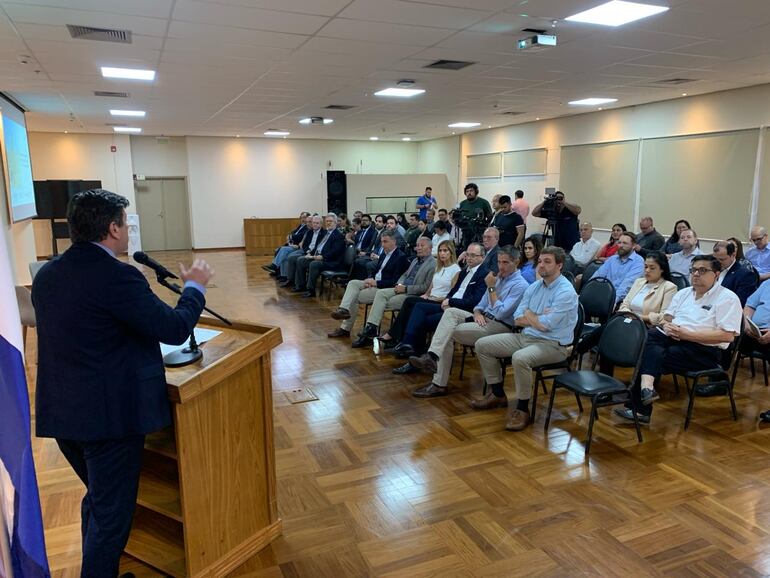 El ministro de Industria y Comercio, Javier Giménez, ante los principales representantes de la cadena de la carne y de la soja, durante su discurso antes de la charla con el empresario argentino sobre la reglamentación N° 1115 de la UE.