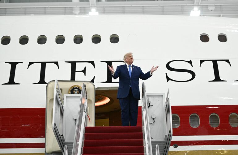 El presidente de EE.UU., Donald Trump, presentó este viernes el nuevo Air Force One en su primera exhibición pública