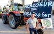 Protesta de productores agropecuarios franceses por la firma del tratado de la Unión Europea con el Mercosur, en el que ven en peligro su sector ante la gran producción sudamericana en esa área.