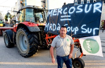 Protesta de productores agropecuarios franceses por la firma del tratado de la Unión Europea con el Mercosur, en el que ven en peligro su sector ante la gran producción sudamericana en esa área.