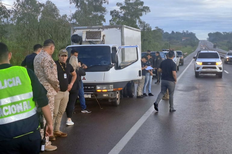 Agentes de la Policía Nacional en el lugar del asalto al convoy de la farmacéutica Laboratorios Indufar, en la ciudad de Eusebio Ayala, departamento de Cordillera.