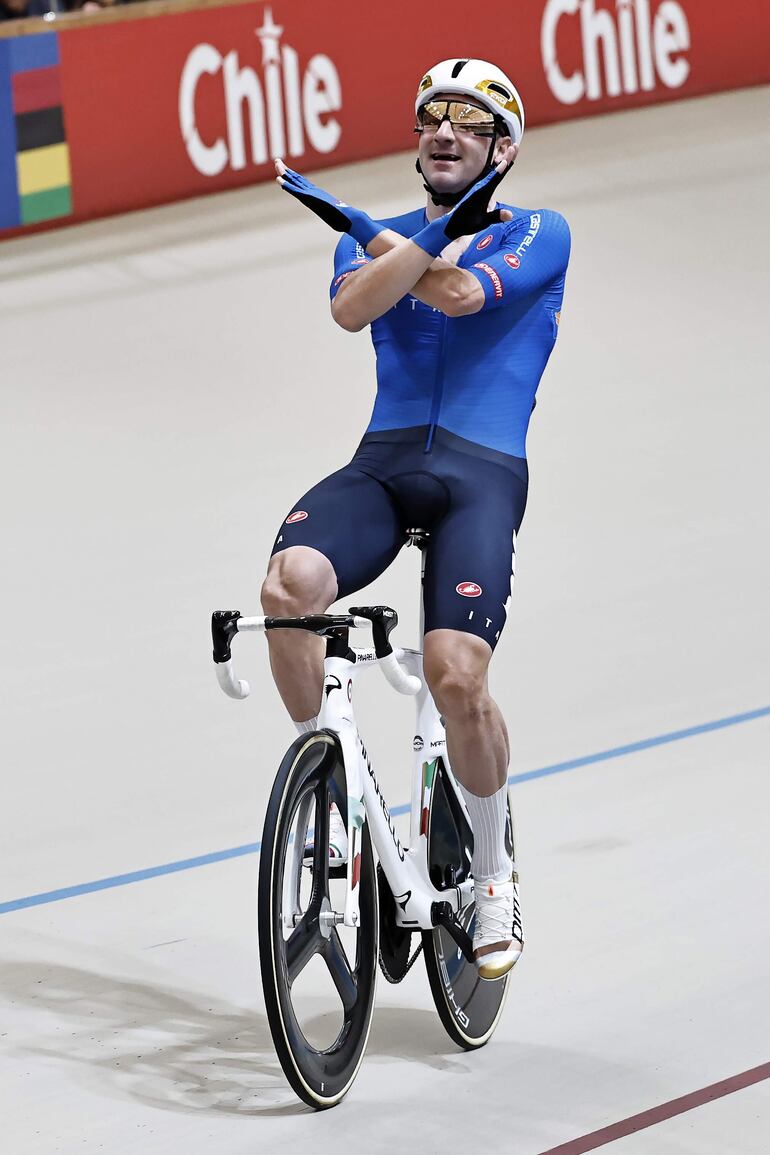  Elia Viviani de Italia celebra este domingo, en Santiago (Chile). Viviani despertó la admiración de todos al coronar el título de la carrera de eliminación tras cruzar de primero la meta y ponerle el fin a su carrera profesional con un oro en el Campeonato Mundial de Ciclismo de Pista UCI 2025 en Chile. 