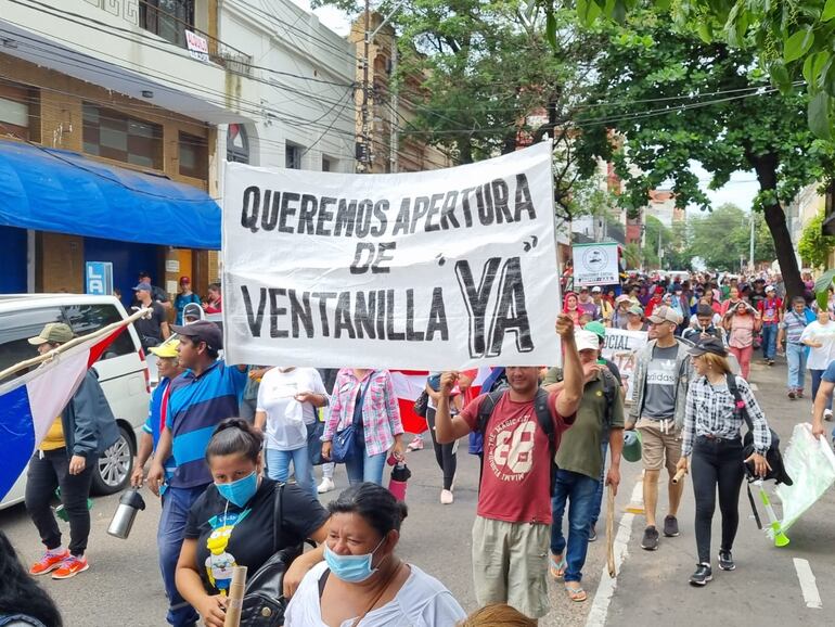 Grupos de escasos recursos piden mayor presupuesto para construcción de viviendas sociales.