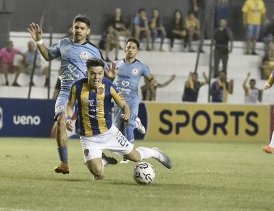 Diego Fernández cae al suelo tras una falta de Christian Martínez. Esta imagen fue una constante en el encuentro.