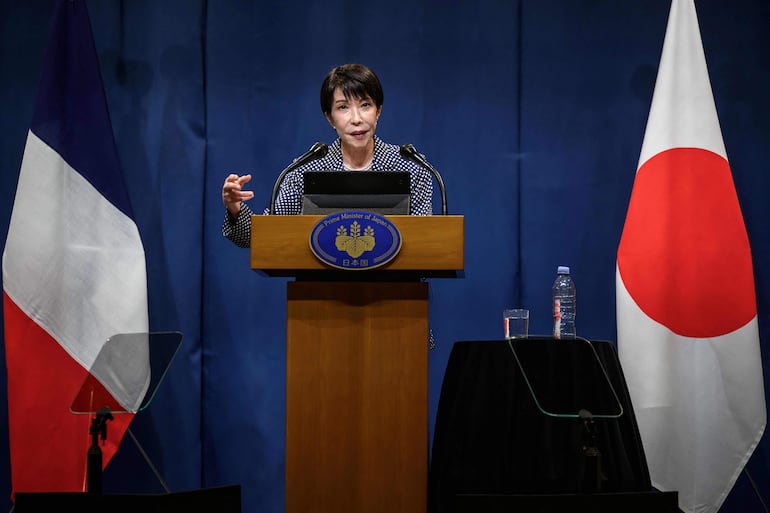 La primera ministra de Japón, Sanae Takaichi. (Photo by Fabrice COFFRINI / AFP)