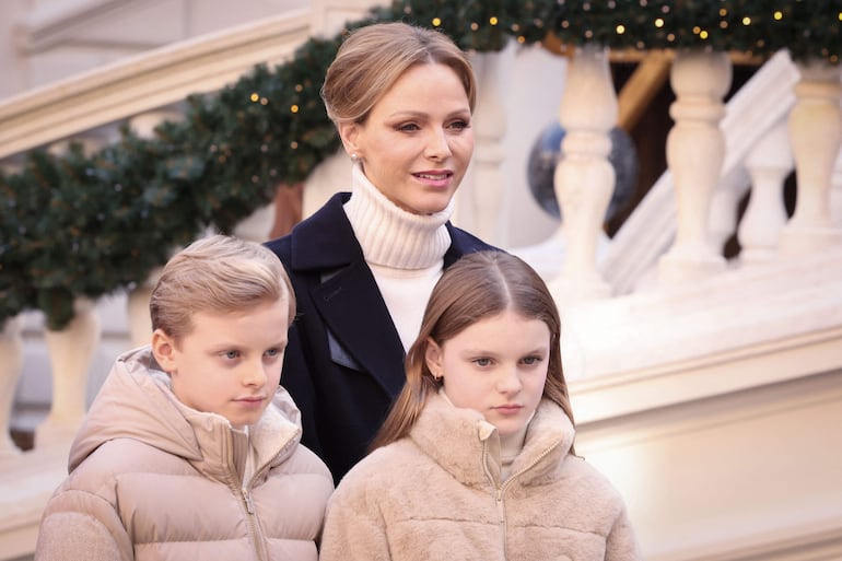 Charlene de Mónaco con sus hijos Jacques y Gabriella llegando a la tradicional reunión navideña para agasajar a los niños monegascos. (Valery HACHE / AFP)