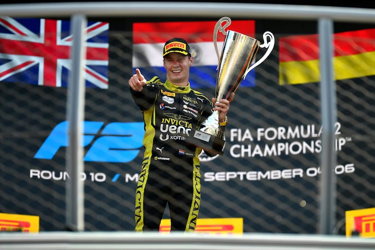 El piloto paraguayo Joshua Duerksen, piloto del monoplaza de la escudería Invicta Racing, celebra la victoria en la carrera sprint de la Fórmula 2 en el Circuito de Monza, Monza, Italia.