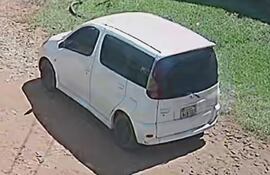 En este Toyota Funcargo blanco se desplazaban los delincuentes que hurtaron dos viviendas en Ñemby,