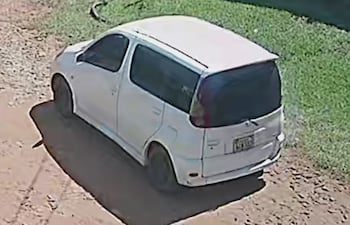En este Toyota Funcargo blanco se desplazaban los delincuentes que hurtaron dos viviendas en Ñemby,