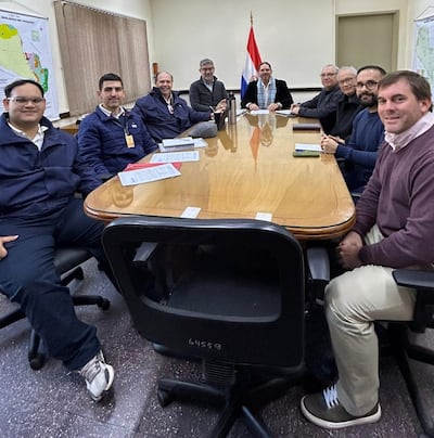 Reunión para coordinar el proyecto, entre el viceministro de Minas y Energía, Mauricio Bejarano, y el Superintendente de Energías Renovables de Itaipú, Pedro Domaniczky, con sus respectivos equipos técnicos.