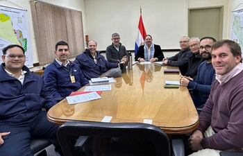 Reunión para coordinar el proyecto, entre el viceministro de Minas y Energía, Mauricio Bejarano, y el Superintendente de Energías Renovables de Itaipú, Pedro Domaniczky, con sus respectivos equipos técnicos.