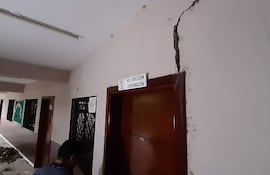 El pabellón con 14 aulas tiene graves grietas.