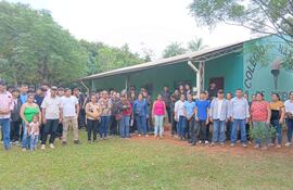 La comunidad educativa del Colegio Nacional 8 de Diciembre, de la zona rural de San Pedro de Ycuamandyyú, se moviliza y advierte con tomar la institución desde el lunes si no se designa un director