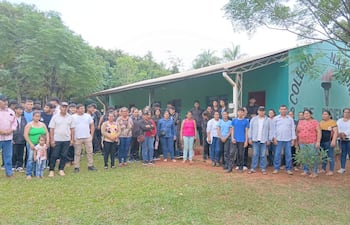 La comunidad educativa del Colegio Nacional 8 de Diciembre, de la zona rural de San Pedro de Ycuamandyyú, se moviliza y advierte con tomar la institución desde el lunes si no se designa un director