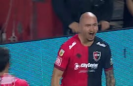 El paraguayo Carlos González, jugador de Newell's, celebra un gol en el partido frente a Barracas Central por la séptima fecha del torneo Clausura 2025 de la Liga Profesional de Argentina en el estadio Marcelo Bielsa, en Rosario, Argentina.