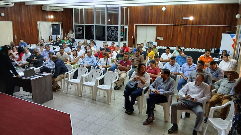 Productores de tomate y comerciantes en la rueda de negocios convocada por el MAG en el Viceministerio de Ganadería