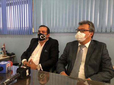 El abogado Rolando Cáceres Salvioni y el médico Petronilo Sosa en la conferencia de prensa.