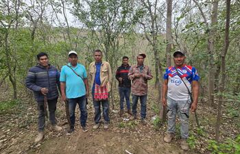 Ayoreos Totobiegosode de la comunidad Chaidi que participaron en la búsqueda de Wenceslao Benoit, quien fue encontrado muerto en el parque nacional Defensores del Chaco.