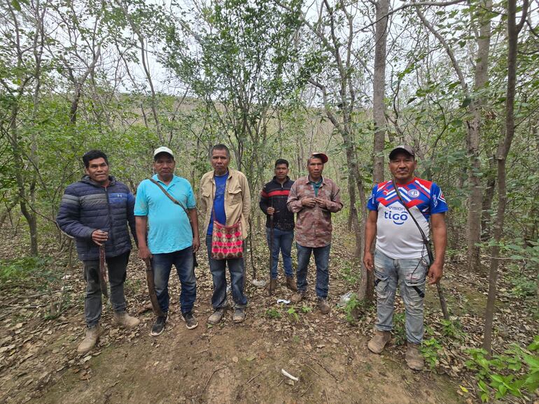 Ayoreos Totobiegosode de la comunidad Chaidi que participaron en la búsqueda de Wenceslao Benoit, quien fue encontrado muerto en el parque nacional Defensores del Chaco.