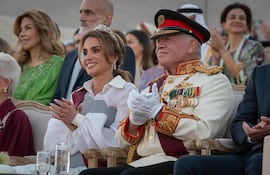 El rey Abdalá II y la reina Rania de Jordania en la ceremonia del Jubileo de Plata en Ammán.