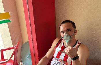 César Almirón recibe oxígeno tras su victoria en Cochabamba.