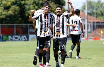 El delantero José Villagra celebra una de sus dos anotaciones acompañado por Joel Garay, en el triunfo de Pilcomayo de Mariano Roque Alonso sobre Sport Colonial. (Foto: @APFPrimeraC)