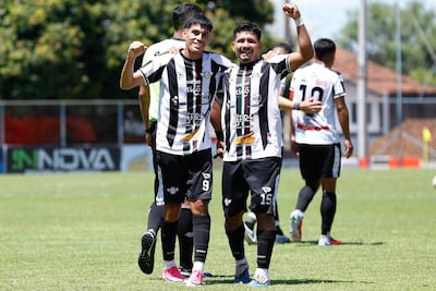 El delantero José Villagra celebra una de sus dos anotaciones acompañado por Joel Garay, en el triunfo de Pilcomayo de Mariano Roque Alonso sobre Sport Colonial. (Foto: @APFPrimeraC)