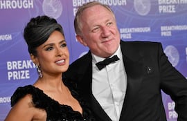 La actriz Salma Hayek Pinault y el empresario francés François-Henri Pinault asistieron a la 12ª ceremonia de entrega del premio Breakthrough en el Barker Hangar de Santa Mónica, California. (Lisa O'CONNOR / AFP)