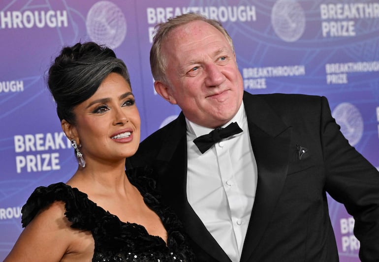 Salma Hayek Pinault y el empresario francés François-Henri Pinault asisten a la 12.ª ceremonia de los premios Breakthrough en el Barker Hangar de Santa Mónica, California, el 18 de abril de 2026. (Lisa O'CONNOR / AFP)