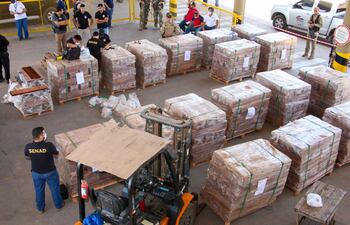 Las cargas de pisos de madera, en las iban oculta la cocaína. La intervención fue en un puerto privado de Villeta.
Carga de cocaína decomisada en Puerto Seguro Fluvial, Villeta