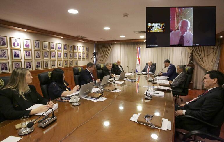 Preguntas aun sin respuestas tras reunión secreta en Mburuvicha Róga