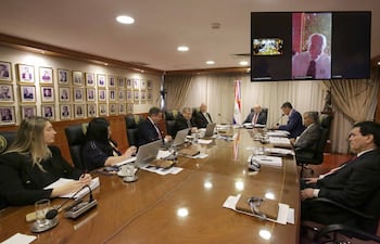 Los ministros de la Corte Suprema de Justicia: Carolina Llanes, Alberto Martínez Simón, Eugenio Jiménez, Luis Benítez Riera, César Diesel (presidente), Víctor Ríos, Manuel Ramírez Candia, Gustavo Santander y César Garay Zuccolillo (por vía telemática).