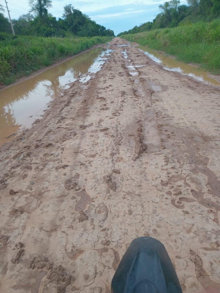 No se realizaron los trabajos de levantes de terraplén, por lo que las aguas de lluvias, comienzan de nuevo a inundar algunos tramos.