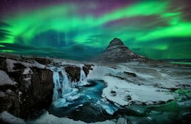 Aurora boreal sobre la montaña Kirkjufell en Islandia.