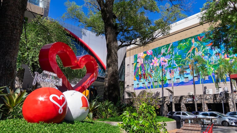 Mural Raíz y Barrio del Shopping Mariscal.