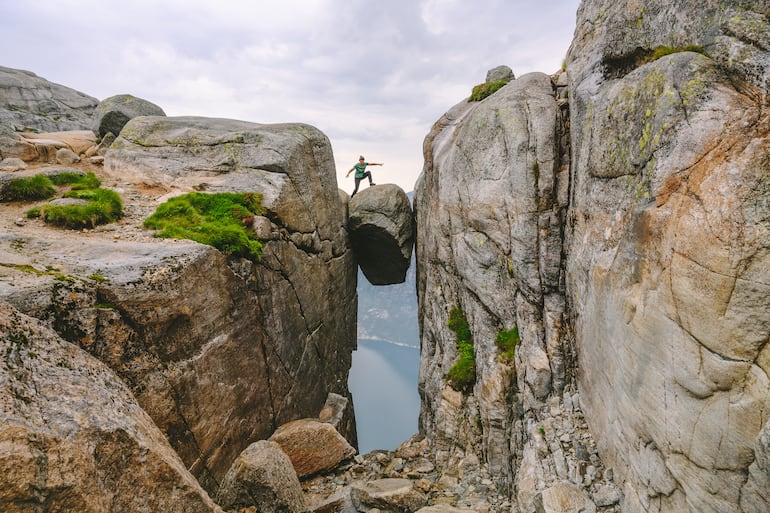 Turista posa en Kjeragbolten, Noruega.