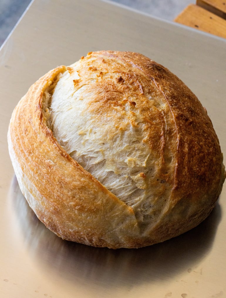 El pan de masa madre es un pan fermentado naturalmente, elaborado con levadura silvestre y bacterias de ácido láctico, lo que le da un aroma distintivo y un sabor suavemente ácido.