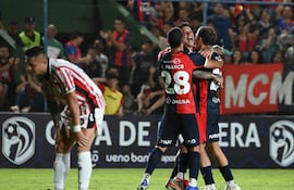 Los jugadores de Cerro Porteño festejan un gol en el partido ante Sportivo San Lorenzo por la segunda fecha del torneo Apertura 2026 de la Primera División de Paraguay en el estadio Erico Galeano, en Asunción, Paraguay.