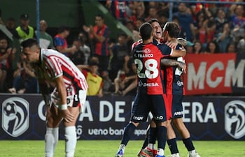 Los jugadores de Cerro Porteño festejan un gol en el partido ante Sportivo San Lorenzo por la segunda fecha del torneo Apertura 2026 de la Primera División de Paraguay en el estadio Erico Galeano, en Asunción, Paraguay.