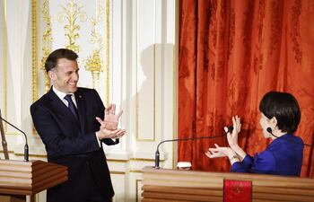 La primera ministra de Japón, Sanae Takaichi, y el presidente de Francia, Emmanuel Macron (i), durante una conferencia en Tokyo.