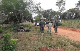 Efectivos de la Fuerza Tarea Conjunta (FTC) proceden a cubrir los cuerpos de los asesinatos tras su hallazgo en Lorito Picada.