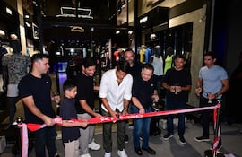 Corte de cinta en apertura de Ferso Asunción.