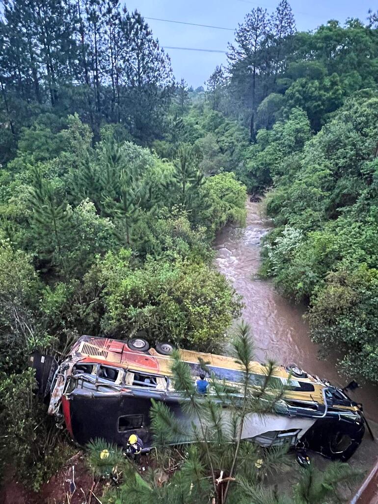 Nueve personas fallecieron y varias resultaron heridas en la madrugada de este domingo cuando el ómnibus en el que viajaban cayó desde un puente a un arroyo en la provincia argentina de Misiones, en el noreste del país.