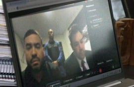 Alexandre Rodrigues Gomes, hijo del abatido diputado cartista Eulalio "Lalo" Gomes declara por vía telemática. Junto a él, el abogado Oscar Tuma.