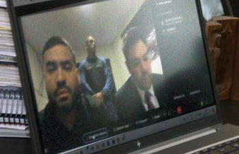 Alexandre Rodrigues Gomes, hijo del abatido diputado cartista Eulalio "Lalo" Gomes declara por vía telemática. Junto a él, el abogado Oscar Tuma.