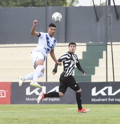 Fabián Franco se adelanta a las intenciones de Rodrigo Villalba y baja el balón al arquero Rossi